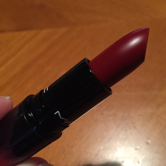 MAC Love Me Lipstick E For Effortless - Picture 7 of 16
